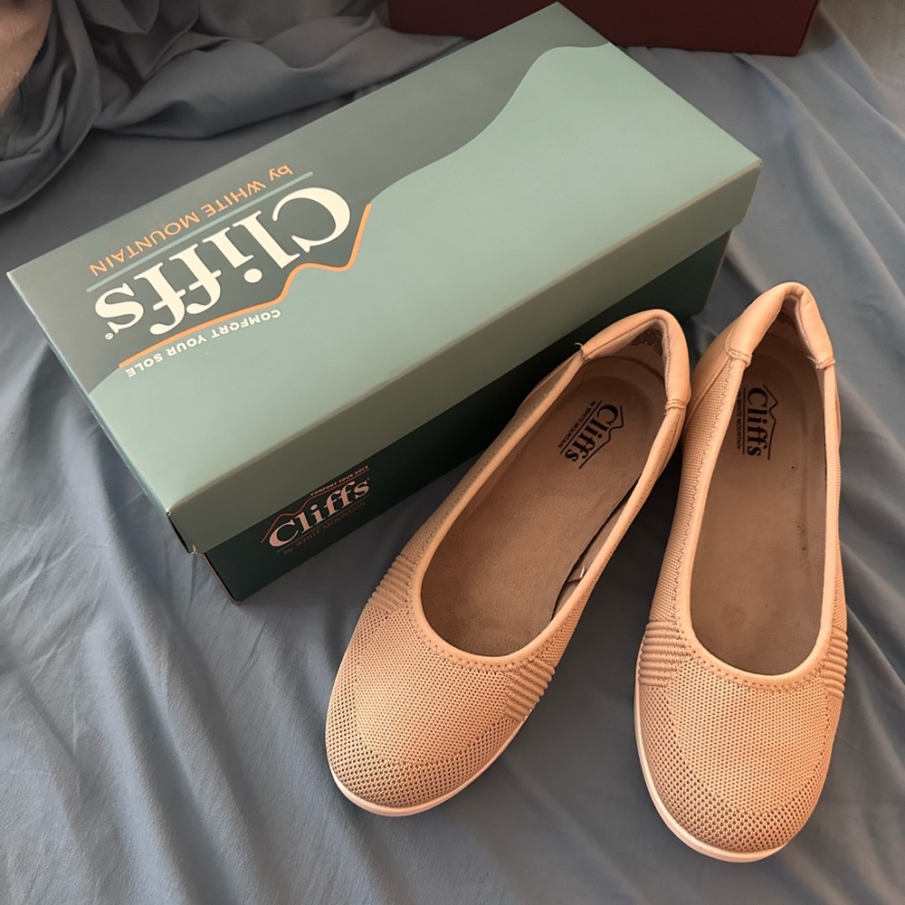 Cliffs by White Mountain slip ons